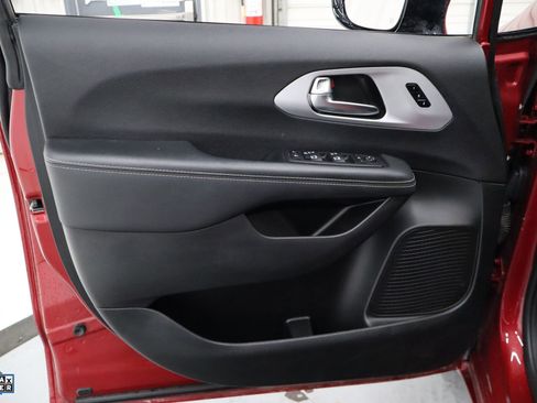 Used 2025 Chrysler Pacifica Limited image 12