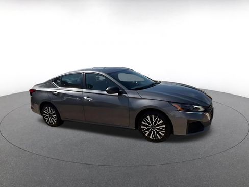 Used 2025 Nissan Altima 2.5 SV FWD image 2