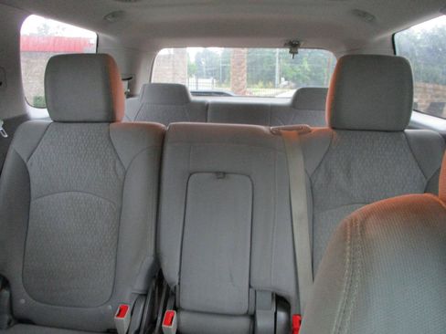 Used 2015 GMC Acadia SLE FWD image 16