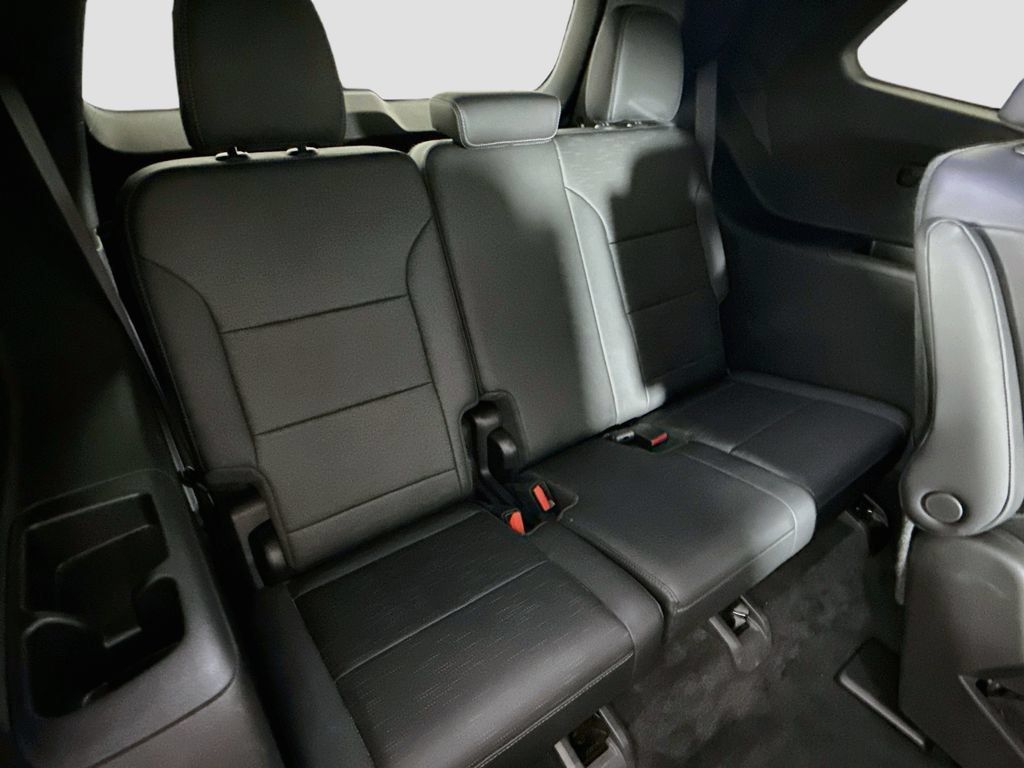 Used 2025 Buick Enclave Sport Touring w/ Power Package FWD image 27