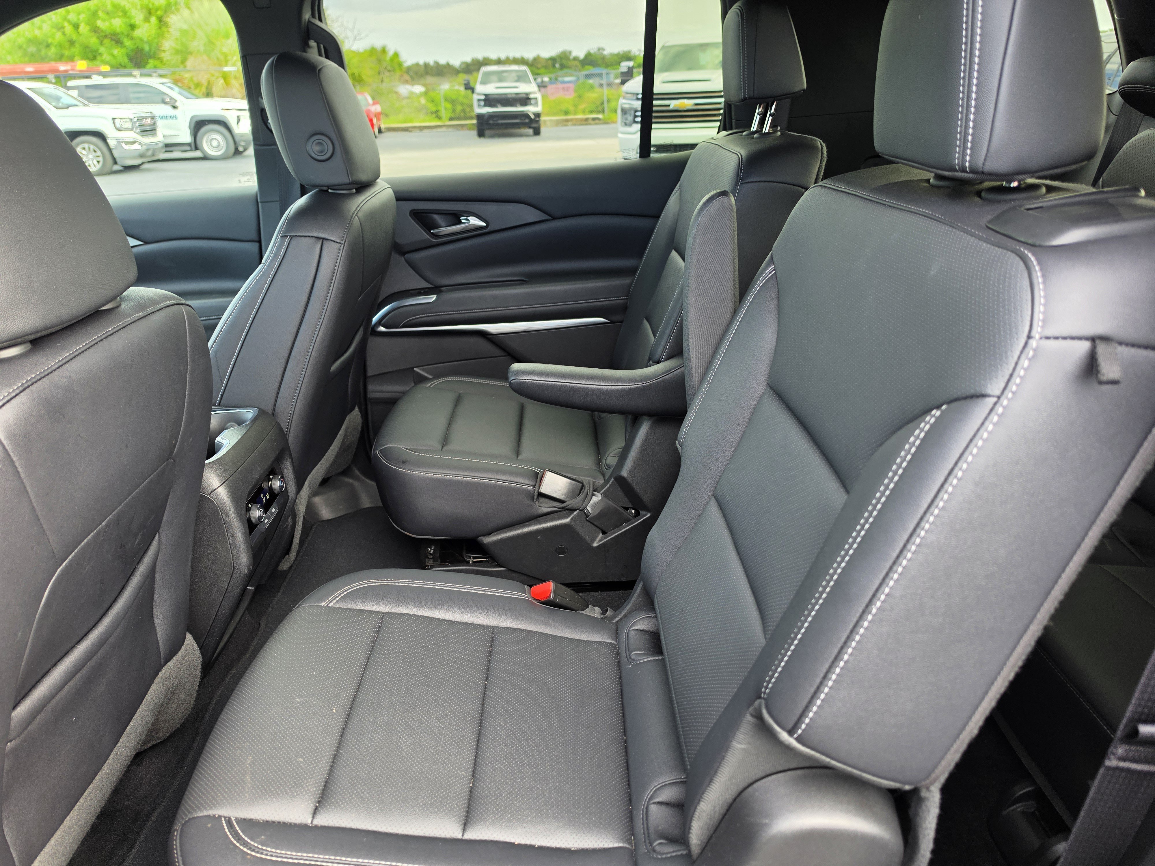 Certified 2025 Chevrolet Traverse LT FWD image 12