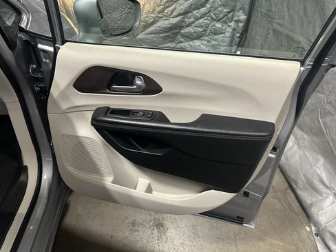 Used 2017 Chrysler Pacifica Touring-L image 7