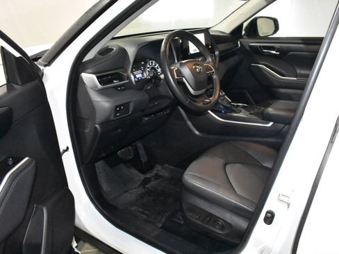 Used 2025 Toyota Highlander XLE FWD image 21