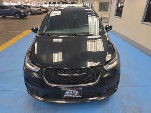 Used 2025 Chrysler Pacifica Limited FWD image 11