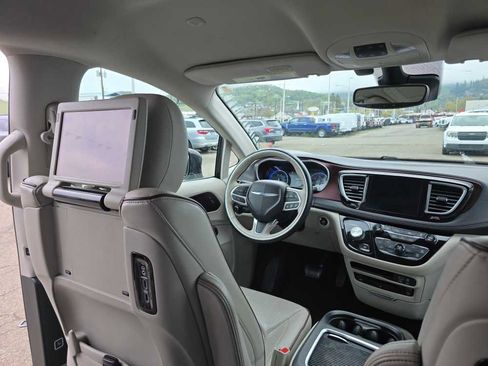 Used 2017 Chrysler Pacifica Limited w/ UConnect Theater Package FWD image 10