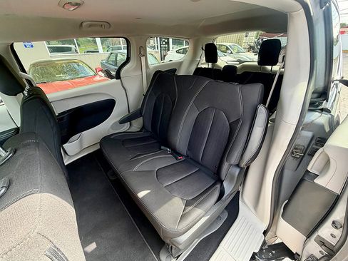 Used 2020 Chrysler Voyager L FWD image 11
