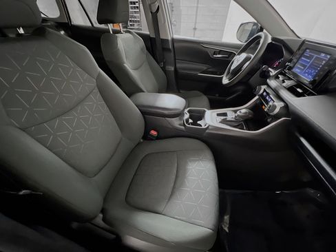 Used 2021 Toyota RAV4 XLE w/ Convenience Package FWD image 31