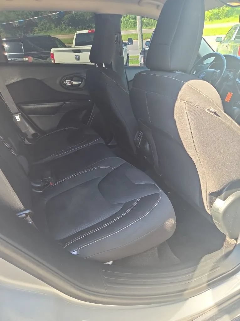 Used 2015 Jeep Cherokee Latitude AWD/4WD image 11