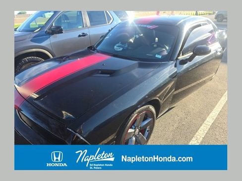 Used 2013 Dodge Challenger SXT RWD image 1