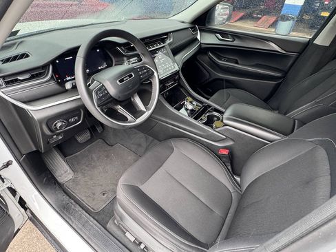 Used 2023 Jeep Grand Cherokee Laredo AWD/4WD image 9