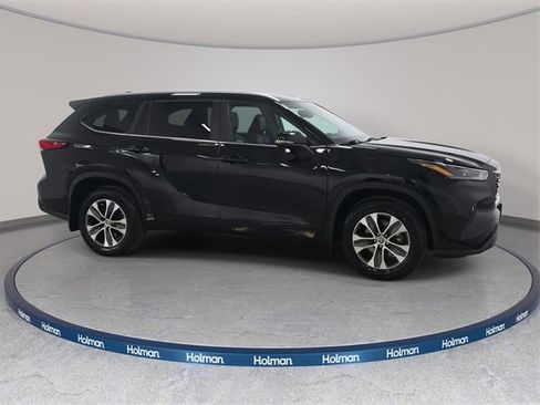 Used 2023 Toyota Highlander XLE image 5