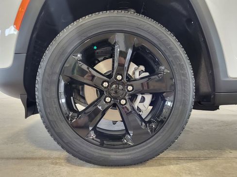 New 2025 Jeep Grand Cherokee Altitude AWD/4WD image 10