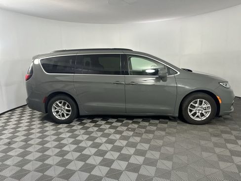 Used 2022 Chrysler Pacifica Touring-L FWD image 9