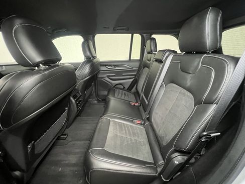 Used 2024 Jeep Grand Cherokee Altitude image 5