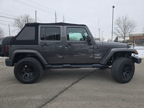 Used 2017 Jeep Wrangler Unlimited Sahara w/ Connectivity Group image 14
