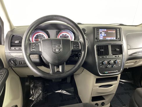 Used 2019 Dodge Grand Caravan SE w/ UConnect Hands-Free Group FWD image 18