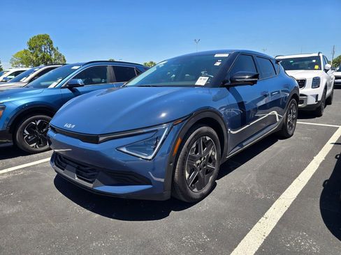 Certified 2025 Kia EV6 Light w/ Light LR Technology Package RWD image 4