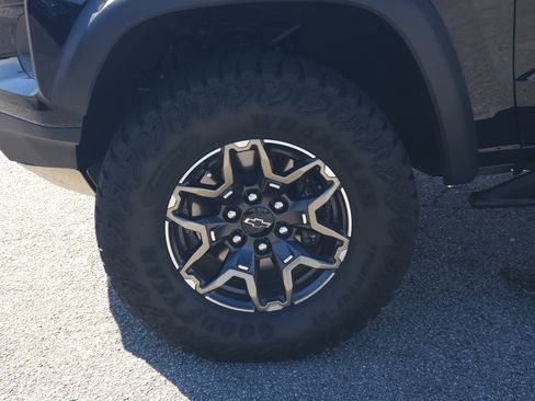 Used 2024 Chevrolet Colorado ZR2 w/ ZR2 Convenience Package III AWD/4WD image 11