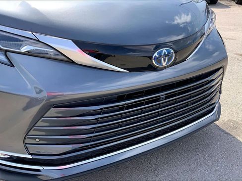 New 2025 Toyota Sienna Platinum image 30