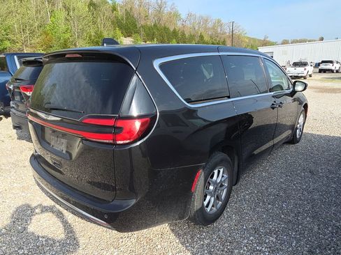 Used 2023 Chrysler Pacifica Touring-L image 6