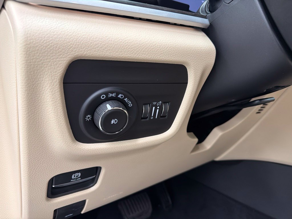 New 2026 Jeep Grand Cherokee Limited w/ Limited Altitude Package AWD/4WD image 18
