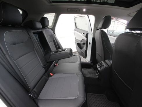 Used 2022 Volkswagen Taos SE w/ Panoramic Sunroof Package image 25