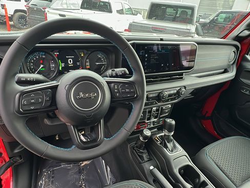 Used 2025 Jeep Wrangler Unlimited Rubicon 4xe image 17