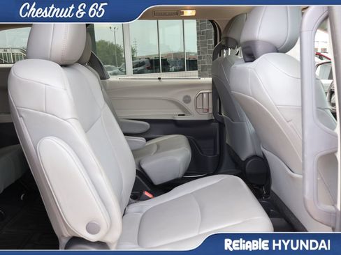 Used 2022 Toyota Sienna XLE w/ XLE Plus Package FWD image 12