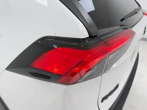 Used 2021 Toyota RAV4 LE FWD image 16