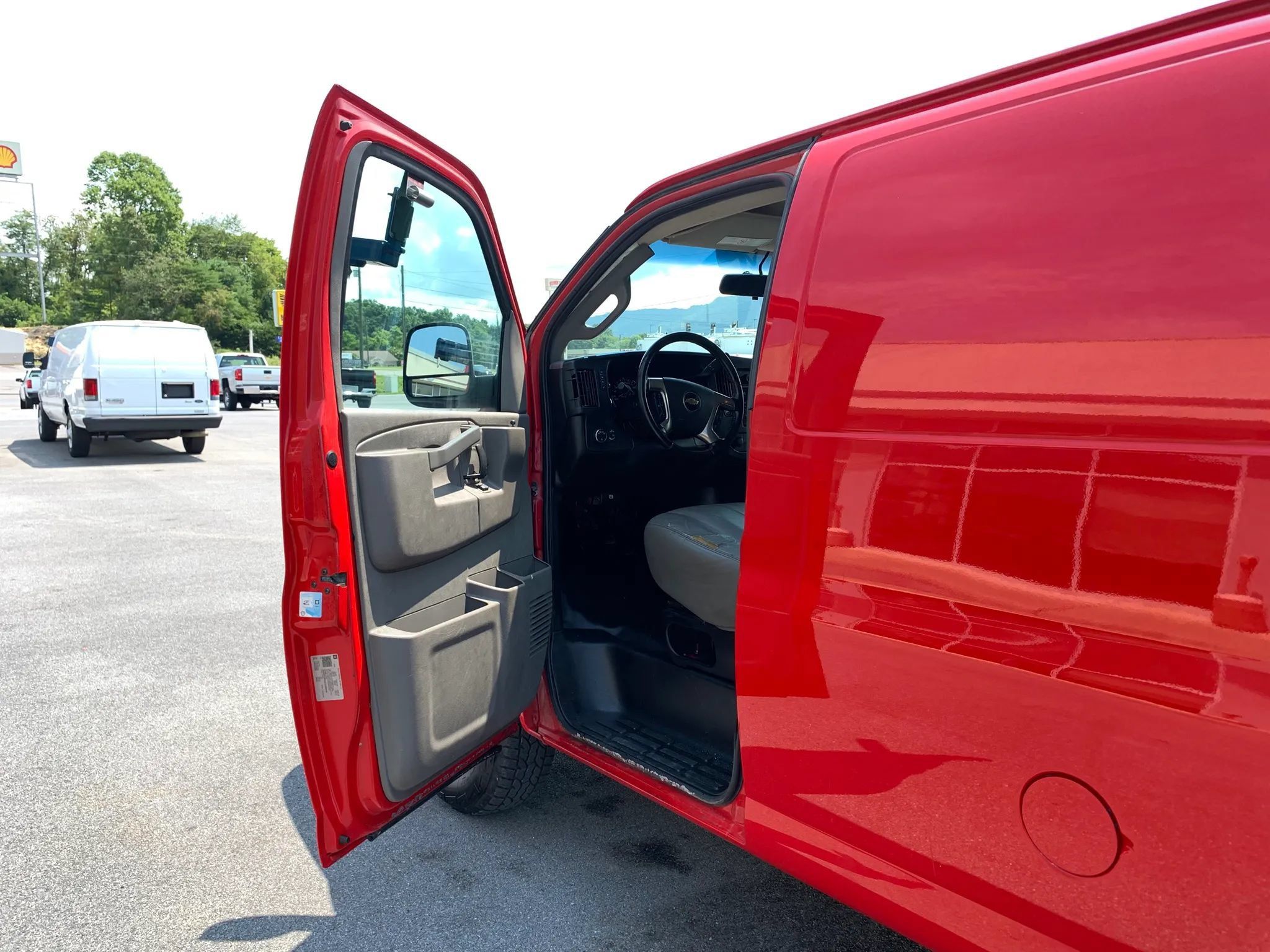 Used 2018 Chevrolet Express 2500 w/ Driver Convenience Package RWD image 7