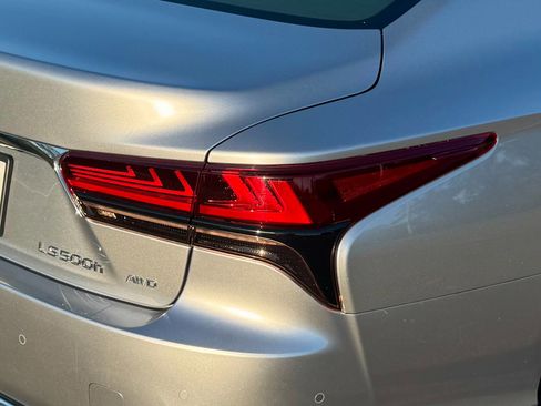 Used 2023 Lexus LS 500h AWD w/ Luxury Package image 18