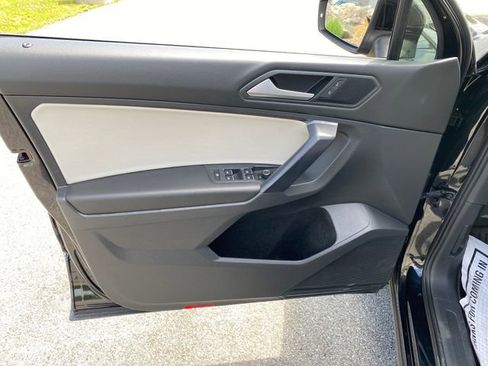 Used 2021 Volkswagen Tiguan SE w/ Panoramic Sunroof Package AWD/4WD image 24