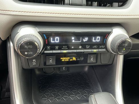 Used 2022 Toyota RAV4 XLE w/ XLE Grade Weather Package AWD/4WD image 20