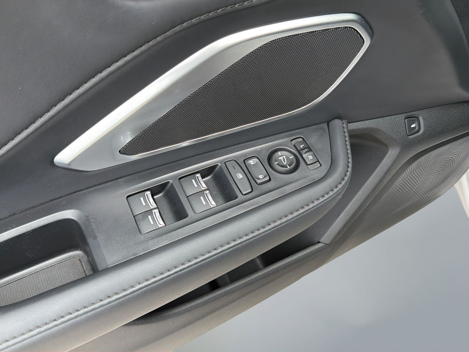 Used 2024 Acura RDX SH-AWD image 30