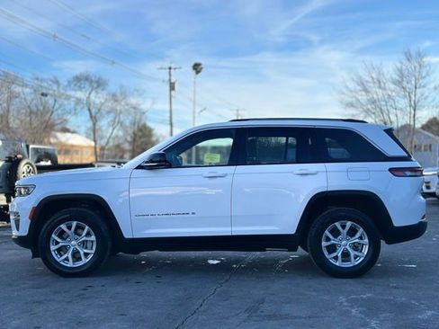 Used 2023 Jeep Grand Cherokee Limited w/ Luxury Tech Group II image 3