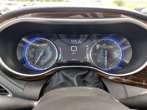 Used 2023 Chrysler Pacifica Limited FWD image 27