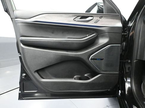 Used 2022 Jeep Grand Cherokee Overland w/ Luxury Tech Group IV image 19