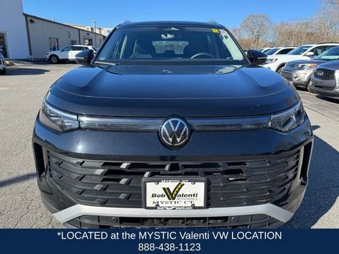 Used 2025 Volkswagen Tiguan SE AWD/4WD image 2