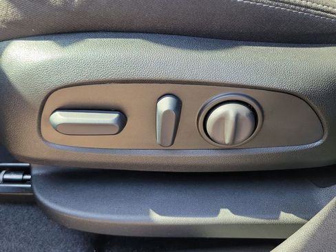 Used 2023 GMC Terrain SLE w/ Driver Convenience Package image 18