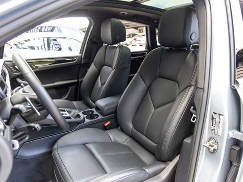 Certified 2026 Porsche Macan AWD/4WD image 5