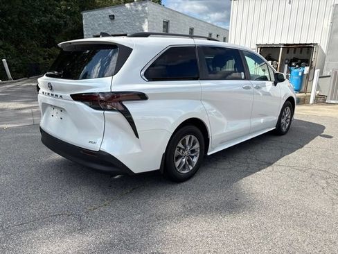 Used 2026 Toyota Sienna XLE FWD image 4