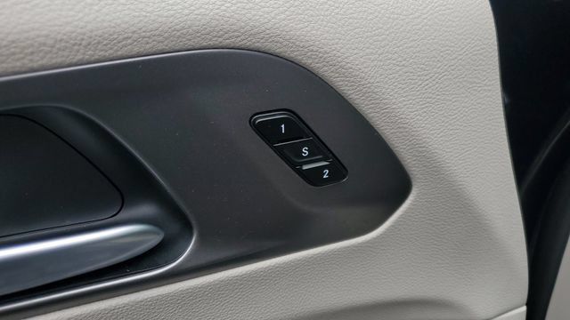 Used 2024 Chrysler Pacifica Touring-L FWD image 6