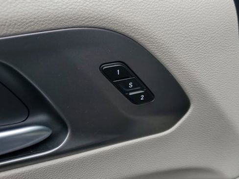 Certified 2024 Chrysler Pacifica Touring-L image 6