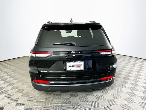 Used 2025 Jeep Grand Cherokee Altitude AWD/4WD image 10