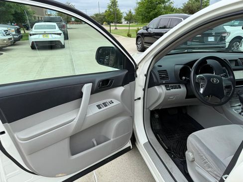 Used 2013 Toyota Highlander FWD w/ Cold Weather Pkg image 8