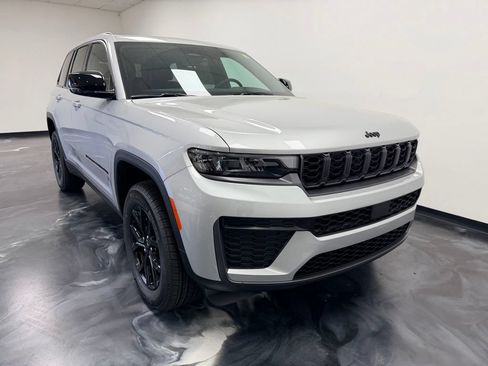 New 2026 Jeep Grand Cherokee Altitude AWD/4WD image 23