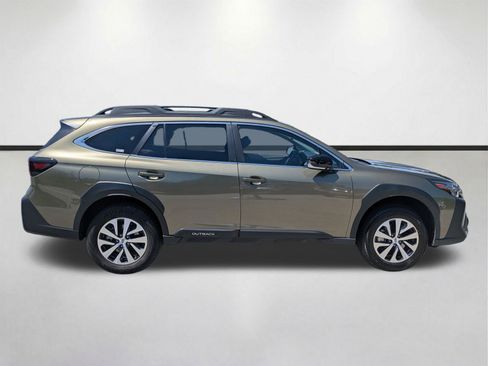 Used 2025 Subaru Outback Premium AWD/4WD image 3