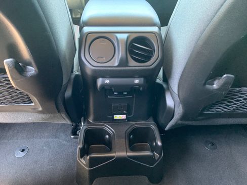 Used 2025 Jeep Wrangler Unlimited Rubicon AWD/4WD image 15