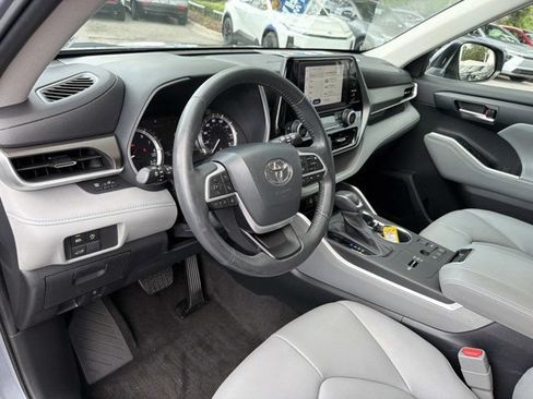 Used 2023 Toyota Highlander XLE FWD image 12