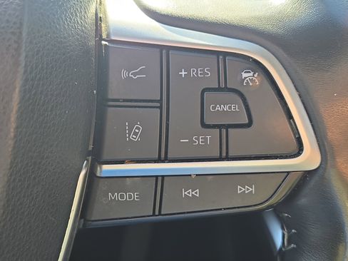 Used 2022 Toyota Highlander XLE image 29